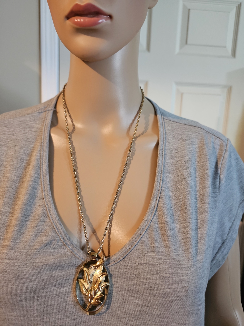 Gold Leaf Oval Pendant Necklace - Women Jewelry